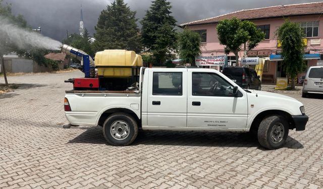 Merzifon'da köylerde sinek ve haşerelere karşı ilaçlama çalışması yapılıyor