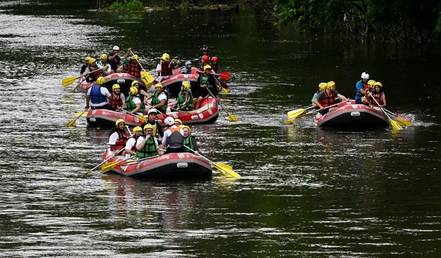 "Mutluluk Botu" projesiyle sosyalleşen özel bireyler, rafting turlarında adrenalinle tanışıyor