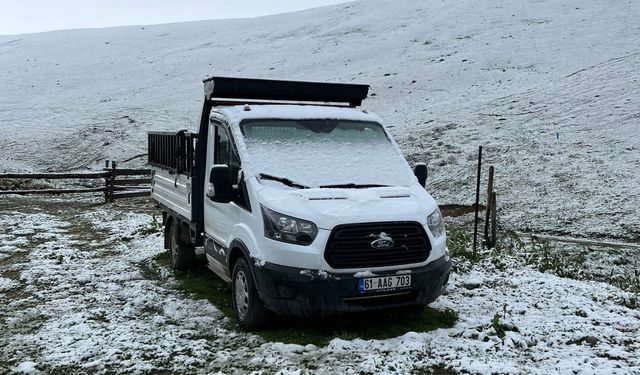Rize ve Trabzon'un yüksek kesimleri temmuzda beyaza büründü