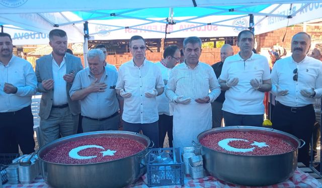 Suluova Belediyesi vatandaşlara aşure dağıttı