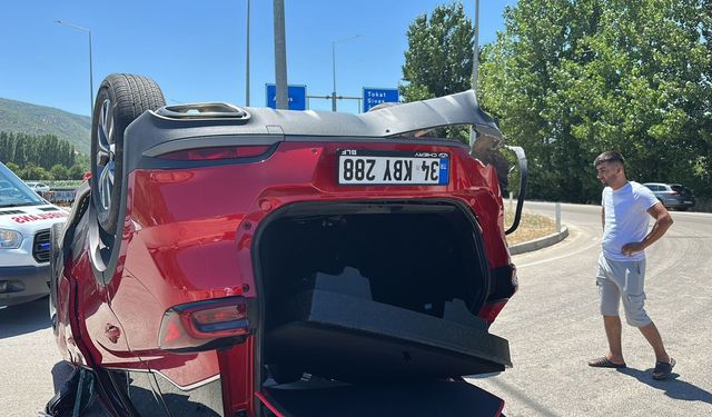 Tokat'ta devrilen otomobildeki 4 kişi yaralandı