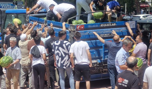 Tokat'ta ölen akrabaları için satın aldıkları 15 ton karpuzu "hayrına" dağıttılar