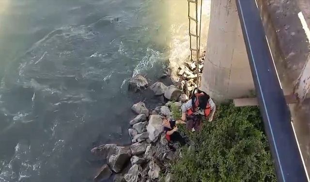 Tokat'ta serinlemek için girdiği çayda suların yükselmesiyle mahsur kalan kadın kurtarıldı