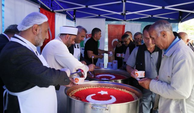 Trabzon, Rize ve Giresun'da vatandaşa aşure ikram edildi