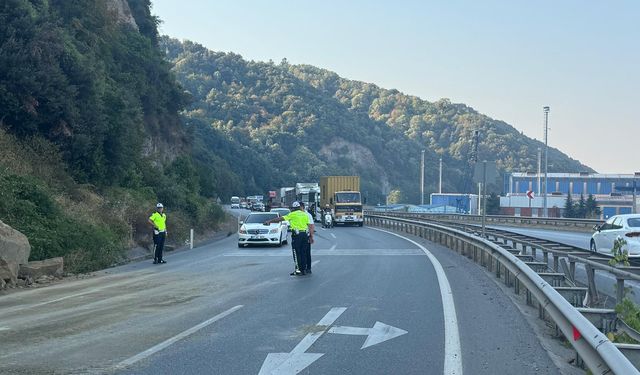 KAYA PARÇALARI KARAYOLUNA DÜŞTÜ