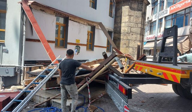 ÇARŞIDA CAMİ SUNDURMASI ÇÖKTÜ