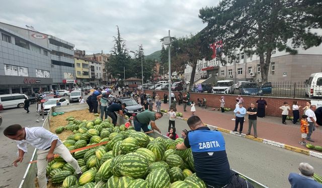 Yenice Belediye Başkanı Karakaş'tan vatandaşlara karpuz ikramı