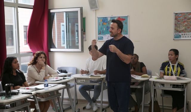 Yunus Emre Enstitüsü'nün yaz okullarına katılan yabancı öğrenciler Türkçe öğreniyor