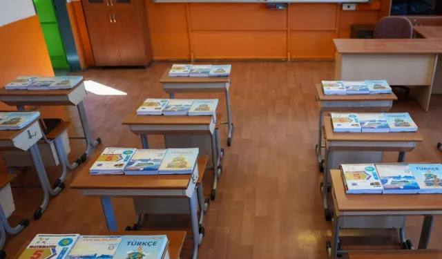 DERS KİTAPLARI OKUL SIRALARINDA