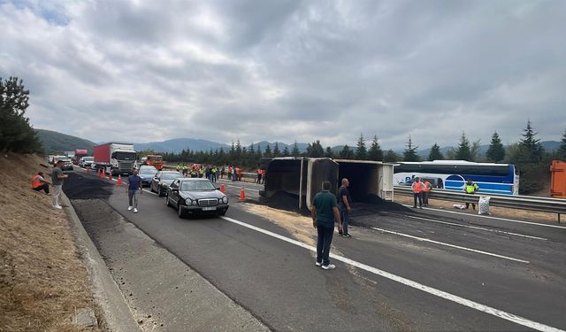 Anadolu Otoyolu'nun Bolu Dağı kesiminde kamyon devrildi, İstanbul yönü ulaşıma kapandı