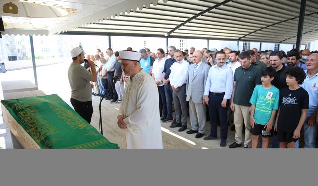 Balkonunda yorgun mermiyle başından yaralanan ve dün yaşamını yitiren doktor toprağa verildi