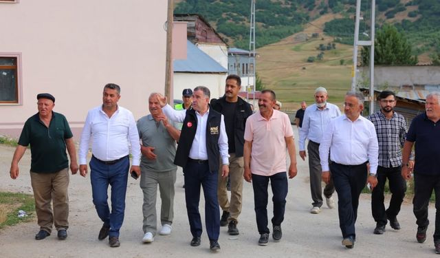 Bayburt Valisi Eldivan köy ziyaretlerinde vatandaşlarla bir araya geldi