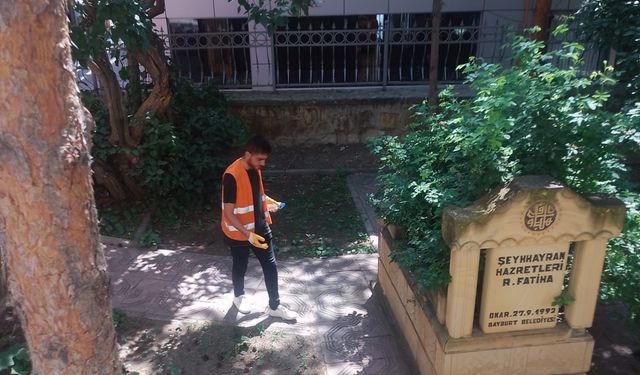 Bayburt'ta mezarlık ve türbelerde temizlik çalışması