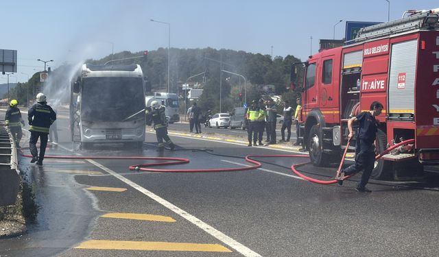 Bolu'da seyir halindeyken yangın çıkan yolcu midibüsünde hasar oluştu