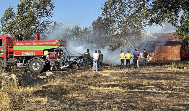 Bolu'da tarlada başlayan yangında ahşap ev kullanılamaz hale geldi