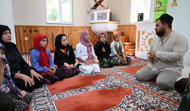 Camide Kur'an okumayı, sahada ise çevre bilinci ve suyun önemini öğreniyorlar