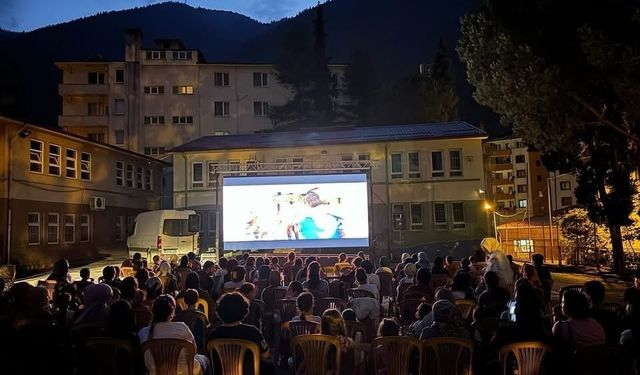 Çaykara'da "yazlık sinema günü" etkinliği düzenlendi