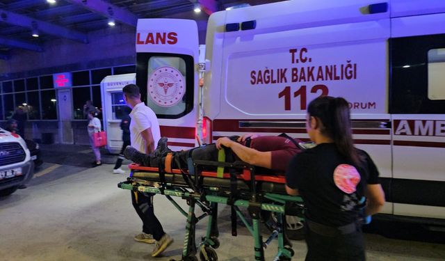 Çorum'da otomobille traktör çarpıştı, biri bebek, biri çocuk 5 kişi yaralandı