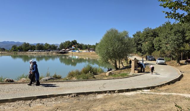 Çorum'da Yeşil Göl'de piknikçiler hafta sonu yoğunluğu oluşturdu