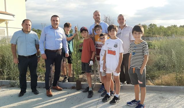 Düzce'de öğrenciler okul bahçesine fidan dikti