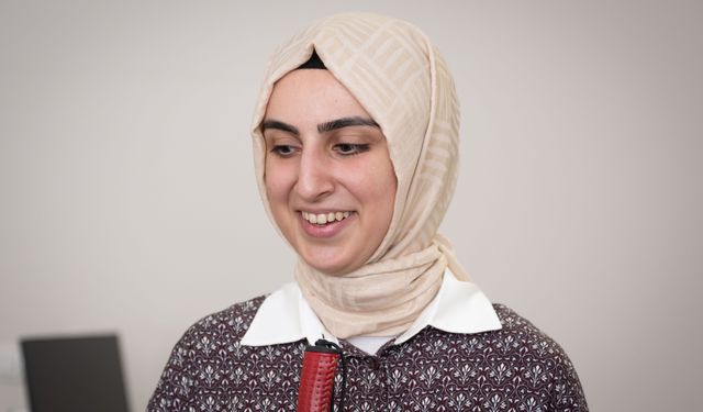 Görme engelli hukukçu, başarılarıyla ilham oluyor ve sosyal medyada önyargıları yıkıyor