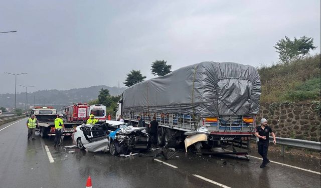 Ordu'da tıra çarpan otomobildeki 1 kişi öldü, 2 kişi yaralandı