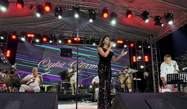 Samsun'da düzenlenen yaz festivalinde Öykü Gürman konser verdi