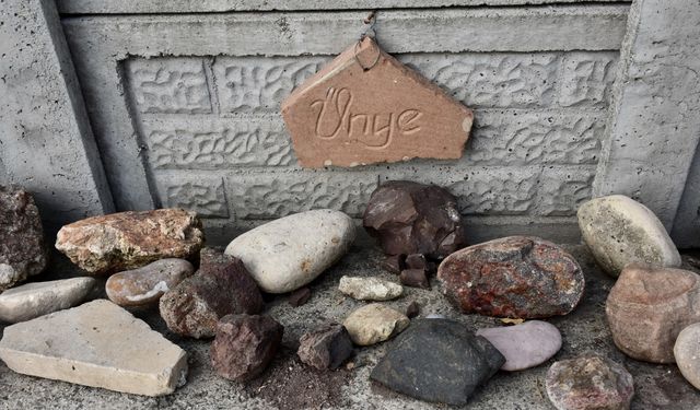 Tarihi yapılardaki motif ve simgeleri işlediği taşları bahçesinde sergiliyor
