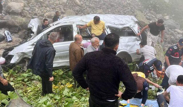Trabzon'da panelvanın uçuruma yuvarlandığı kazada 2 kişi öldü, 4 kişi yaralandı