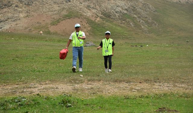 Yaylada çöpleri toplayan iki kardeş "çevre müfettişi" oldu