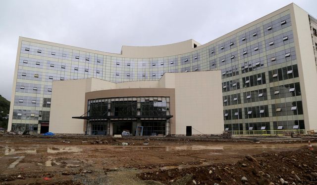 AK Parti Trabzon İl Başkanı Mumcu, yapımı devam eden şehir hastanesinde incelemelerde bulundu