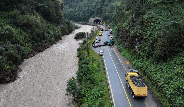 Bakanlar Uraloğlu ile Bak, Çamlıhemşin-Ayder Yaylası yolunda incelemede bulundu