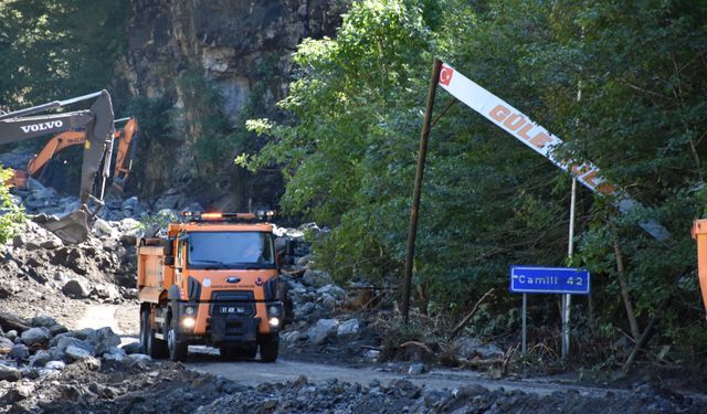 Bakanlar Uraloğlu ve Bak, Artvin'de selden etkilenen bölgelerdeki çalışmaları inceledi