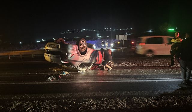 Bayburt'ta refüje çarpıp devrilen otomobildeki 6 kişi yaralandı