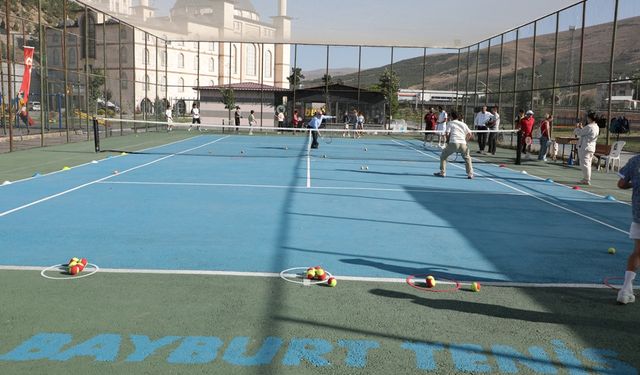 Bayburt'taki tenis kortu yeniden hizmete açıldı