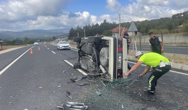 Bolu'da devrilen otomobildeki 3 kişi kazadan yara almadan kurtuldu