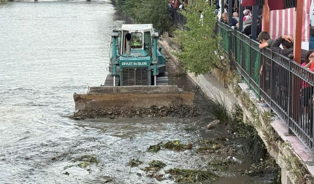 DSİ ekiplerince Çoruh Nehri'nde rüsubat temizliği yapıldı