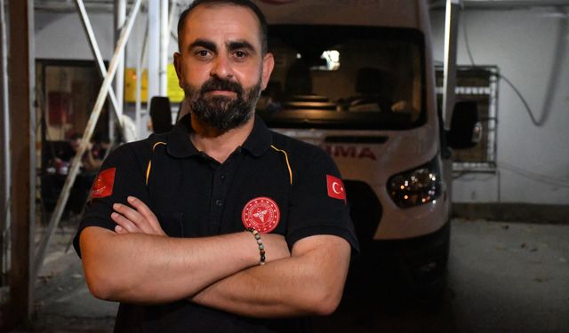 Düzce'de ambulans şoförü tedavisi için terliği kesilen çocuğa ayakkabısını verdi