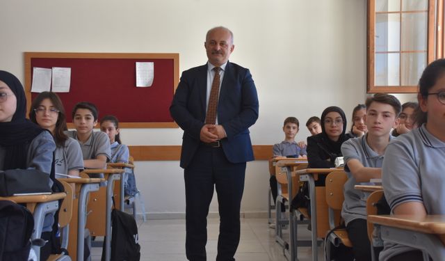Gümüşhane'de 29 yıl önce mezun olduğu lisede müdürlük yapıyor
