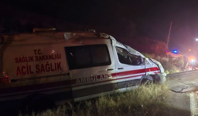 Gümüşhane'de devrilen ambulanstaki 3 sağlık personeli yaralandı