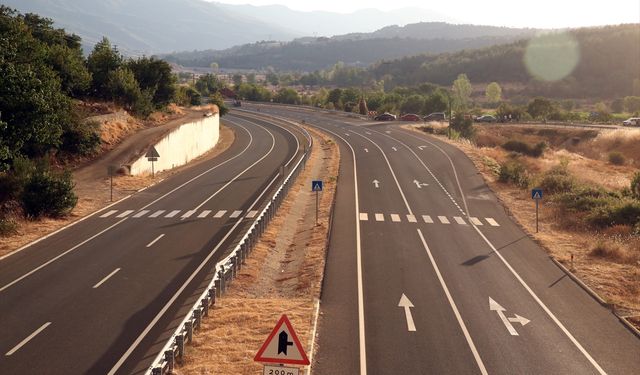 GÜNCELLEME 4 - Kastamonu-Karabük sınırındaki iki orman yangınına müdahale sürüyor