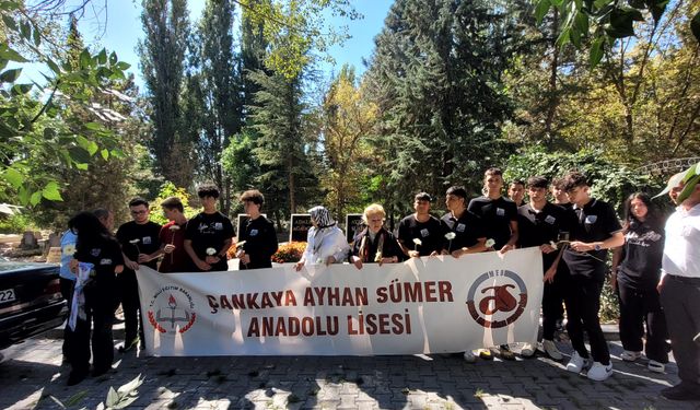 Hayırsever iş insanının kabrine öğrencilerden ziyaret