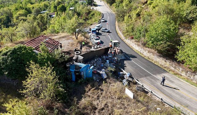 Karabük'te devrilen hurda yüklü tırın sürücüsü yaralandı