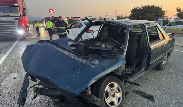 Kastamonu'da bariyere çarpan otomobildeki 5 kişi yaralandı
