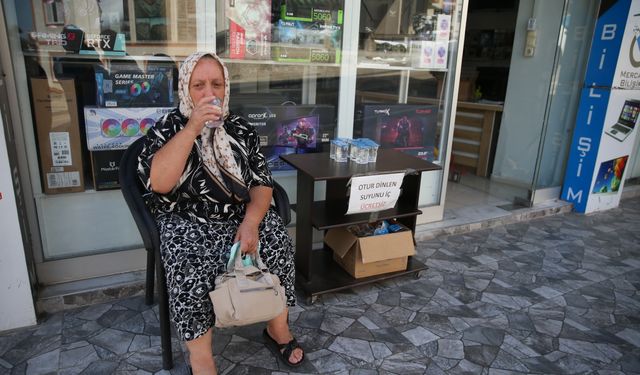 Ordu'da bir işletmeciden yorulan vatandaşlara ücretsiz su ikramı