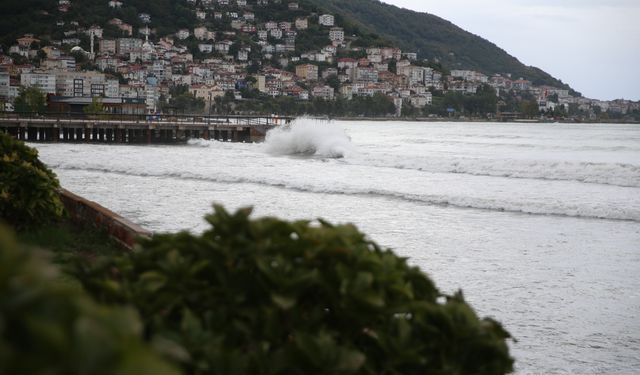 Ordu'da kuvvetli rüzgar Karadeniz'de dev dalgalar oluşturdu