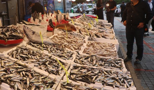 Rize'de balıkçı tezgahlarında bolluk yaşanıyor