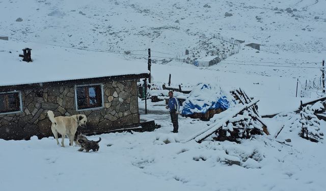 Rize'de yüksek kesimlere kar yağdı