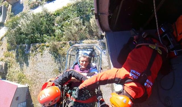 Rizeli 80 yaşındaki Selime nine, mahsur kaldığı yayladan askeri helikopterle kurtarıldı