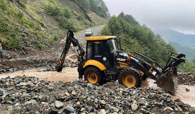 Trabzon'da şiddetli yağışlara karşı belediye ekipleri teyakkuzda